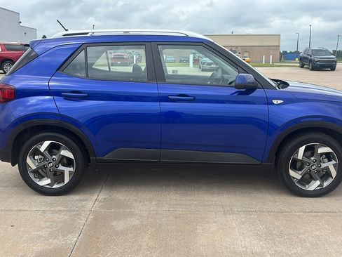 Used 2024 Hyundai Venue Limited image 10