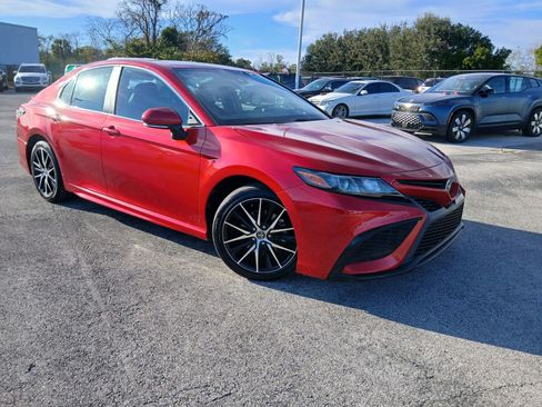 Used 2022 Toyota Camry SE image 3