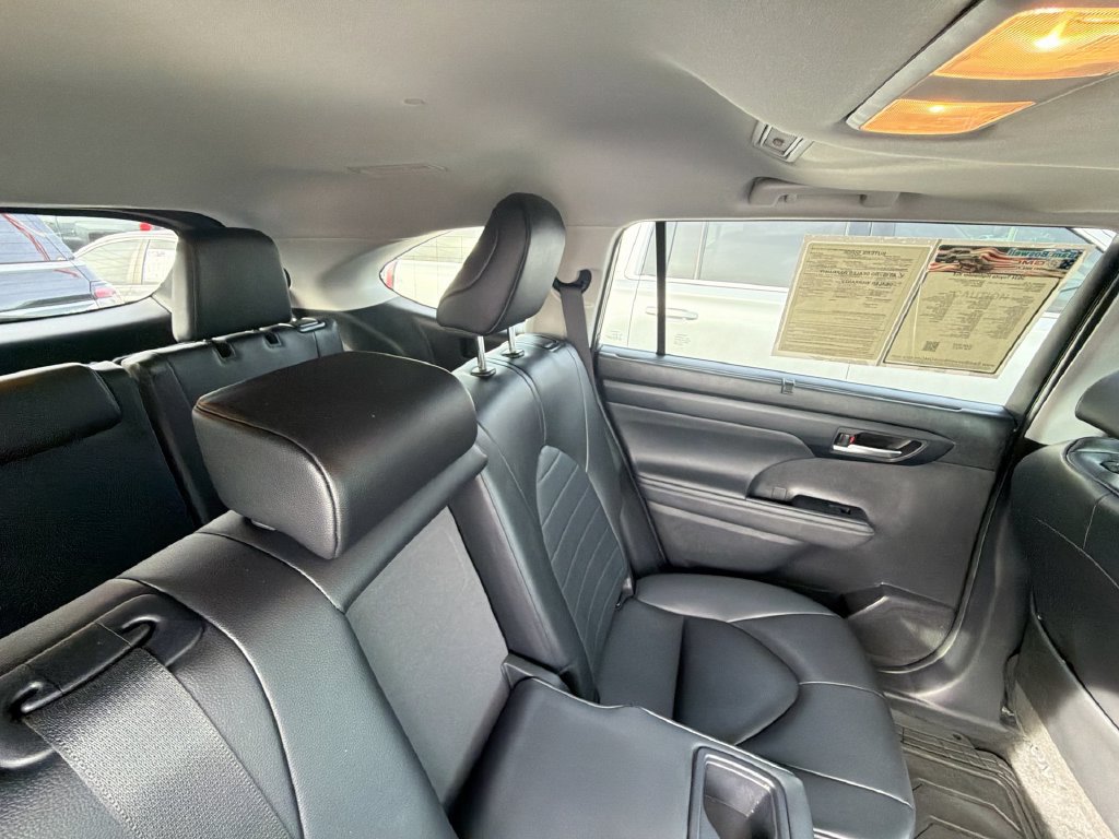 Used 2024 Toyota Highlander XLE FWD image 15