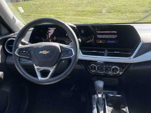 Used 2025 Chevrolet Trax LT w/ LT Convenience Package FWD image 12