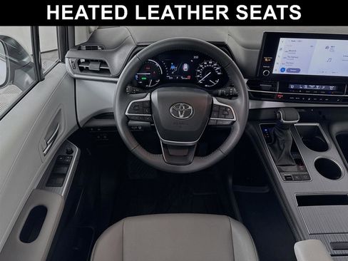 Used 2025 Toyota Sienna XLE w/ XLE Plus Package image 2