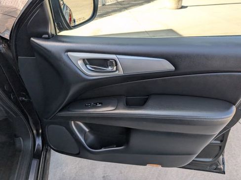 Used 2018 Nissan Pathfinder SL image 32
