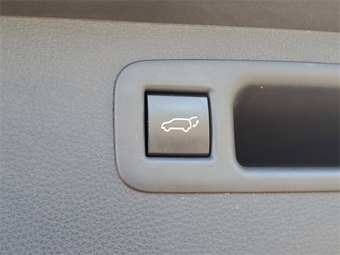 Used 2023 Toyota Highlander XSE image 9