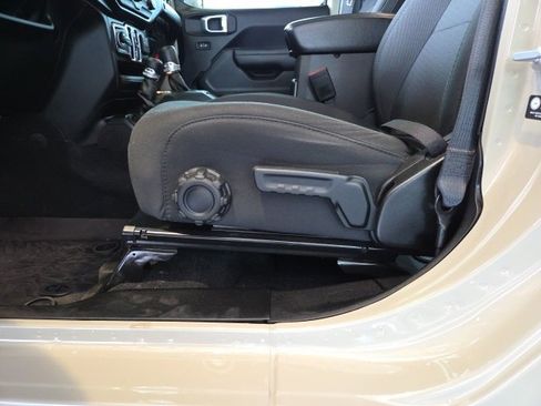 Used 2022 Jeep Gladiator Sport image 10