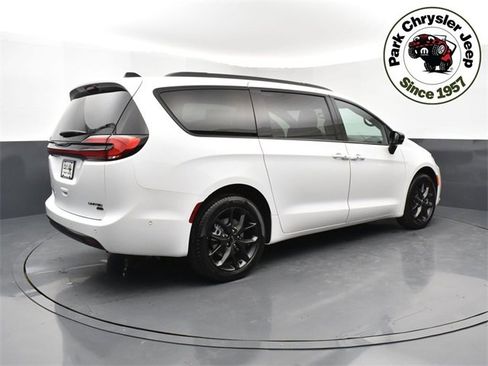 Used 2024 Chrysler Pacifica Limited w/ S Appearance Package image 6