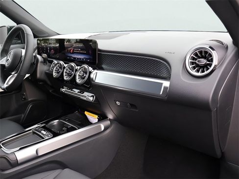 New 2025 Mercedes-Benz GLB 250 4MATIC image 11