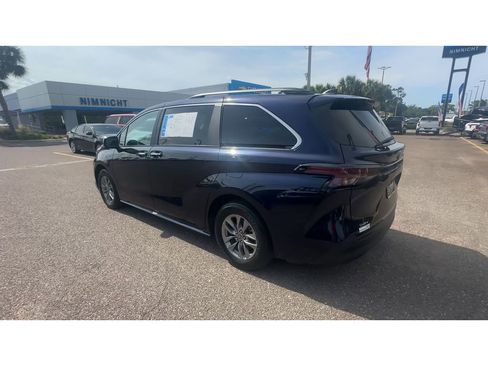 Used 2025 Toyota Sienna XLE FWD image 4