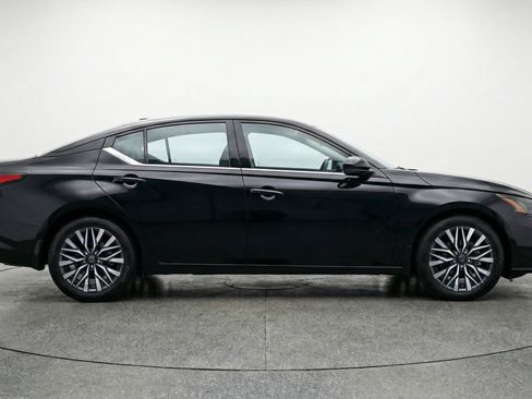 Used 2025 Nissan Altima 2.5 SV FWD image 11