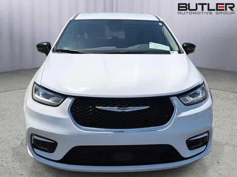 Used 2024 Chrysler Pacifica Touring-L FWD image 9