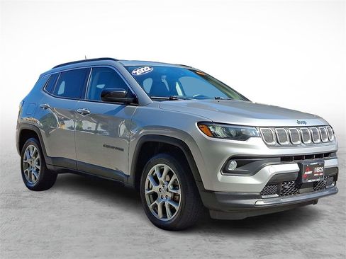 Used 2022 Jeep Compass Latitude image 3