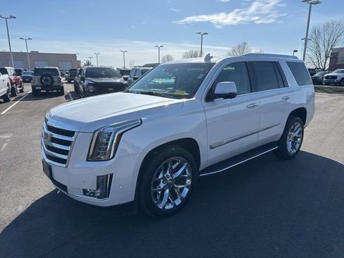 Used 2020 Cadillac Escalade Luxury image 3