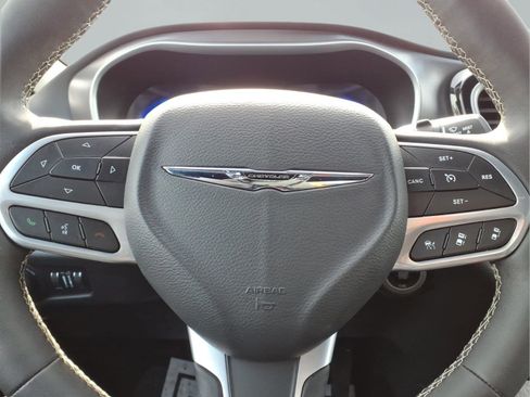 Used 2025 Chrysler Pacifica Select image 14