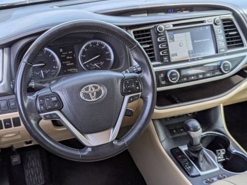 Used 2017 Toyota Highlander Limited image 12