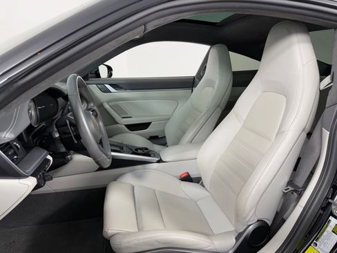 Used 2022 Porsche 911 Turbo image 5