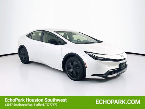 Used 2023 Toyota Prius LE image 1