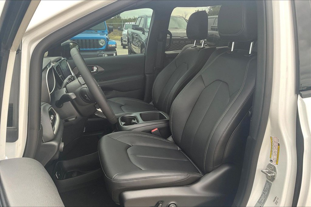 Used 2026 Chrysler Pacifica Select FWD image 24