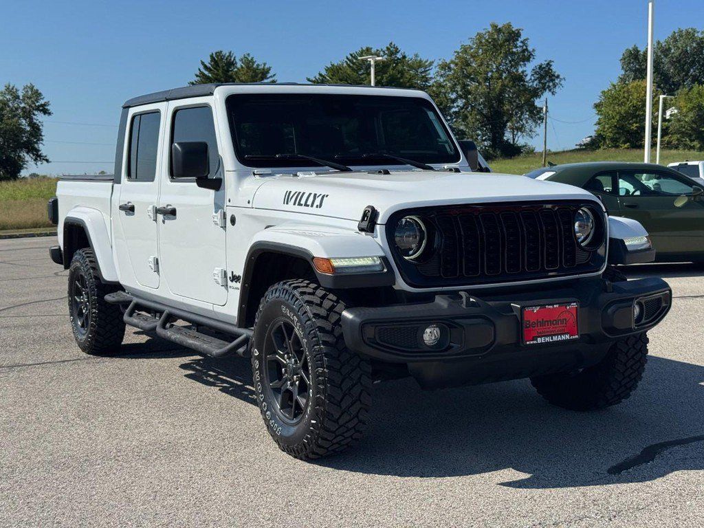 Used 2024 Jeep Gladiator Sport AWD/4WD image 2