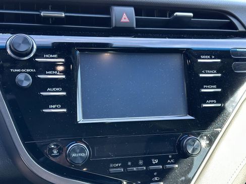 Used 2018 Toyota Camry XSE image 11