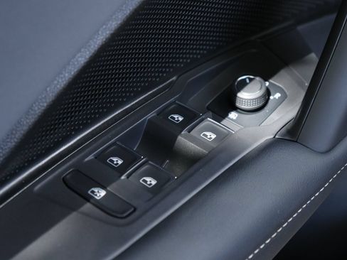 Certified 2025 Volkswagen Tiguan SE FWD image 19