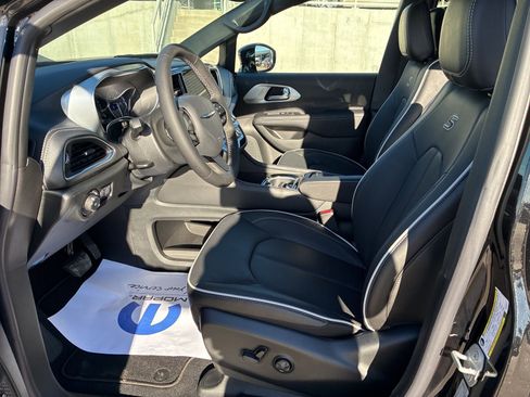 New 2026 Chrysler Pacifica Limited w/ Uconnect Theater Family Group image 20