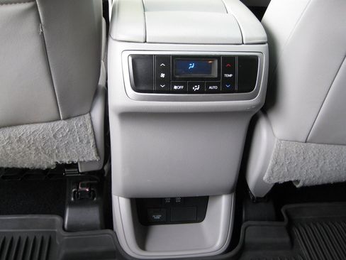 Used 2017 Toyota Highlander XLE AWD/4WD image 27