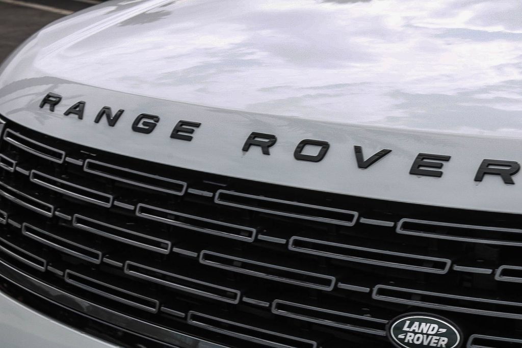 Used 2025 Land Rover Range Rover SE AWD/4WD image 9