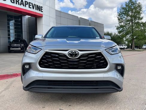 Used 2025 Toyota Highlander LE image 3