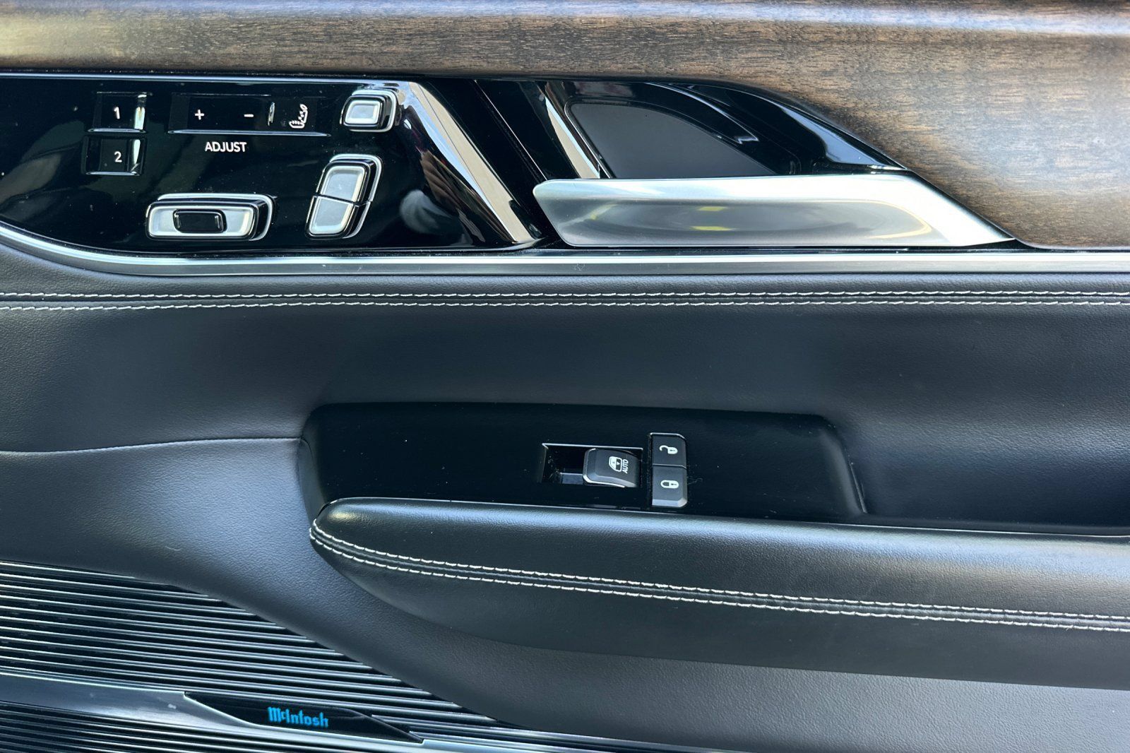Used 2023 Jeep Grand Wagoneer Series II AWD/4WD image 23