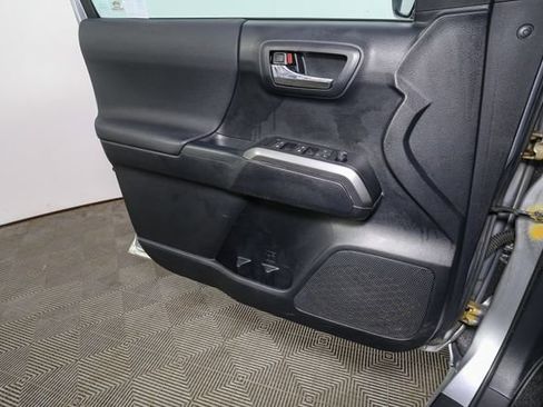 Used 2019 Toyota Tacoma TRD Off-Road AWD/4WD image 32