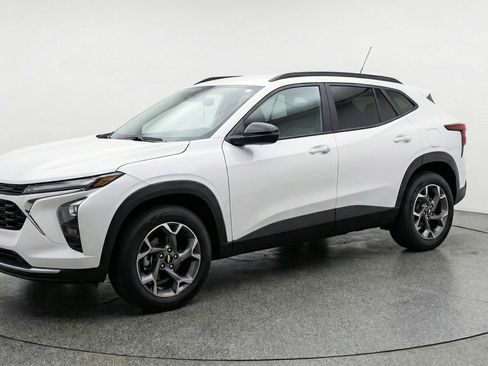 Used 2025 Chevrolet Trax LT w/ LT Convenience Package image 3