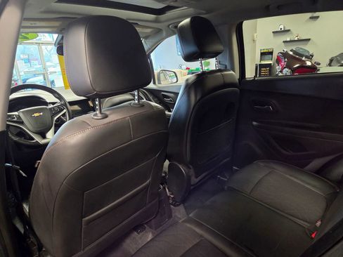 Used 2018 Chevrolet Trax LT w/ Sun & Sound Package image 46