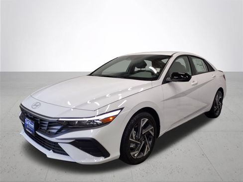 Used 2025 Hyundai Elantra Sport FWD image 2