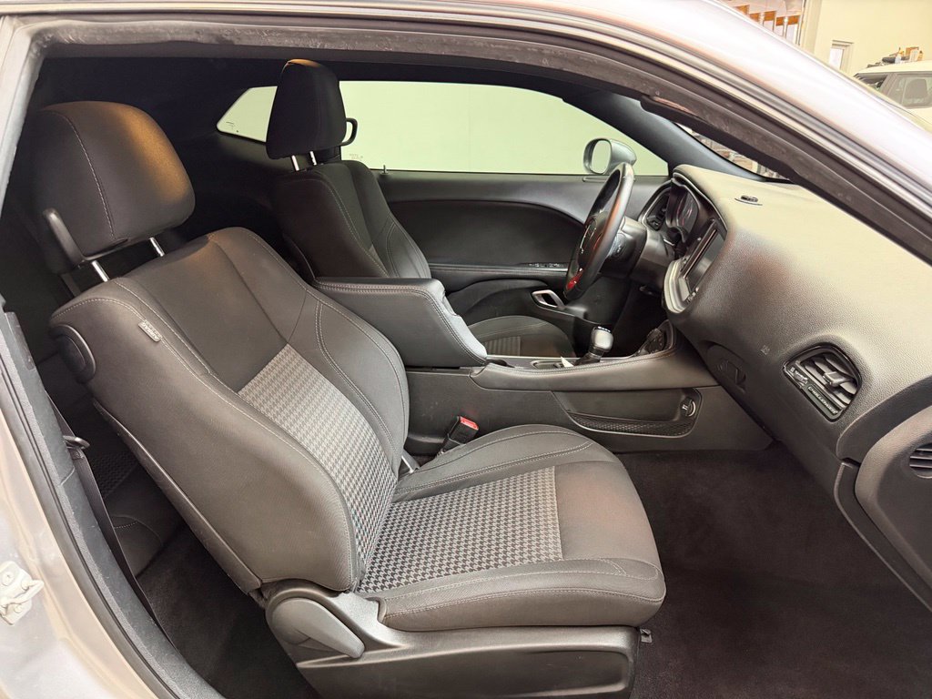Used 2016 Dodge Challenger SXT w/ Driver Convenience Group RWD image 9