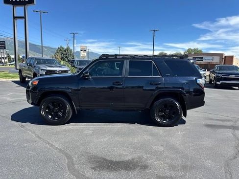 Used 2022 Toyota 4Runner SR5 Premium w/ Moonroof Package AWD/4WD image 4