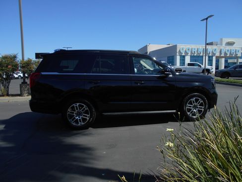 Used 2025 Ford Expedition Active AWD/4WD image 3