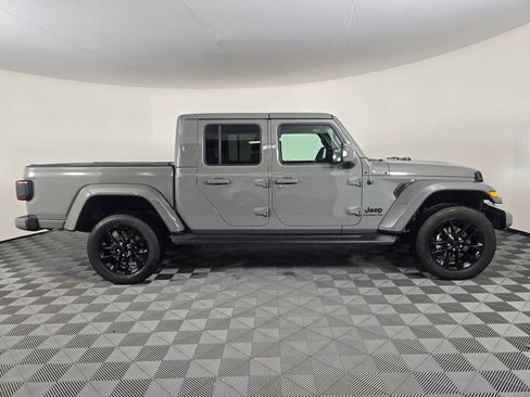 Used 2022 Jeep Gladiator Overland image 2