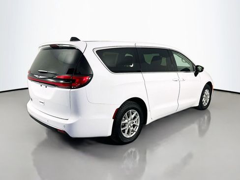 Used 2024 Chrysler Pacifica Touring-L image 7