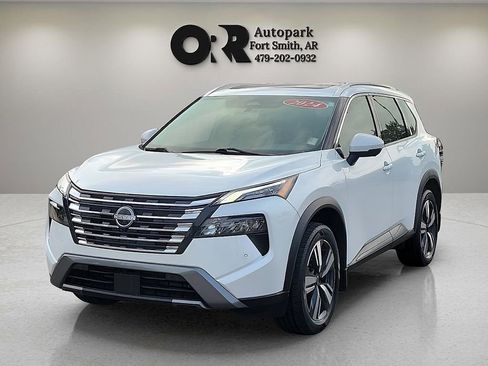 Used 2024 Nissan Rogue SL w/ SL Premium Package FWD image 2
