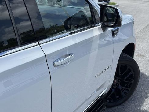 Used 2022 GMC Yukon SLT w/ SLT Premium Package image 10