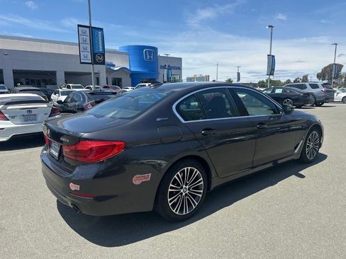 Used 2019 BMW 530e xDrive w/ Convenience Package AWD/4WD image 3