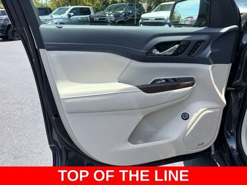 Used 2022 GMC Acadia Denali w/ Denali Ultimate Package FWD image 12