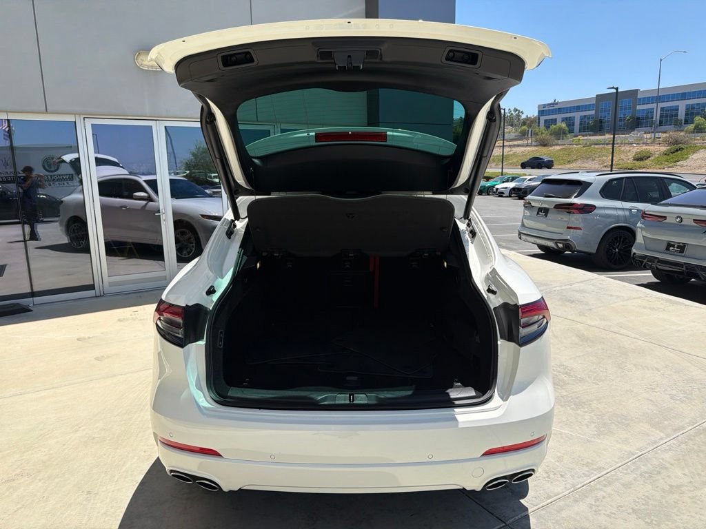 Certified 2023 Maserati Levante GT AWD/4WD image 11
