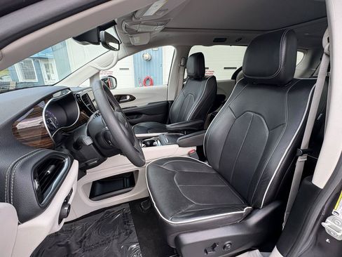 Used 2023 Chrysler Pacifica Limited AWD/4WD image 15