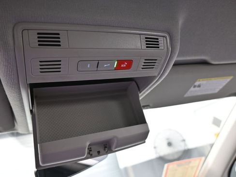 Used 2022 Volkswagen Tiguan SE image 29