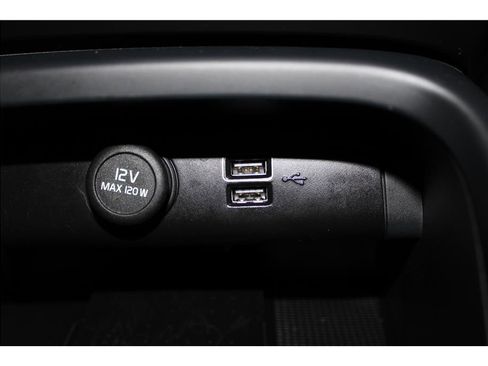 Used 2022 Volvo XC40 T5 Momentum image 32