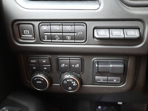 Used 2022 Chevrolet Suburban High Country w/ LPO, Illumination Package AWD/4WD image 16
