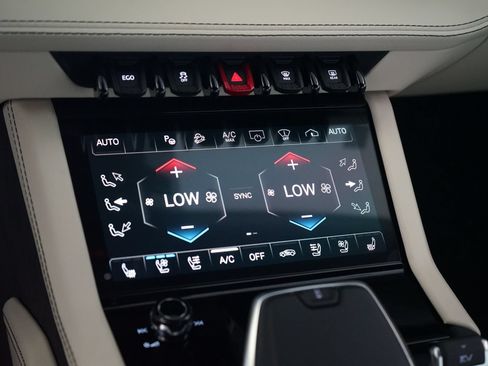 Used 2025 Lamborghini Urus SE AWD/4WD image 12