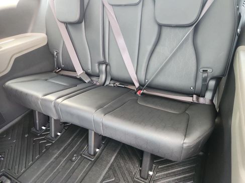 Used 2025 Kia Carnival FWD image 33
