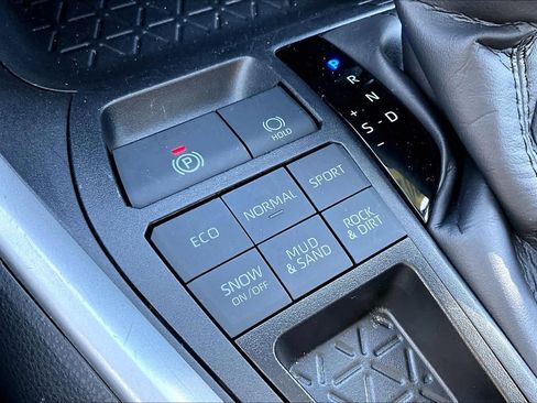 Certified 2025 Toyota RAV4 LE image 33