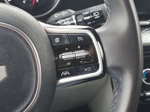 Used 2024 Kia Carnival LX FWD image 15